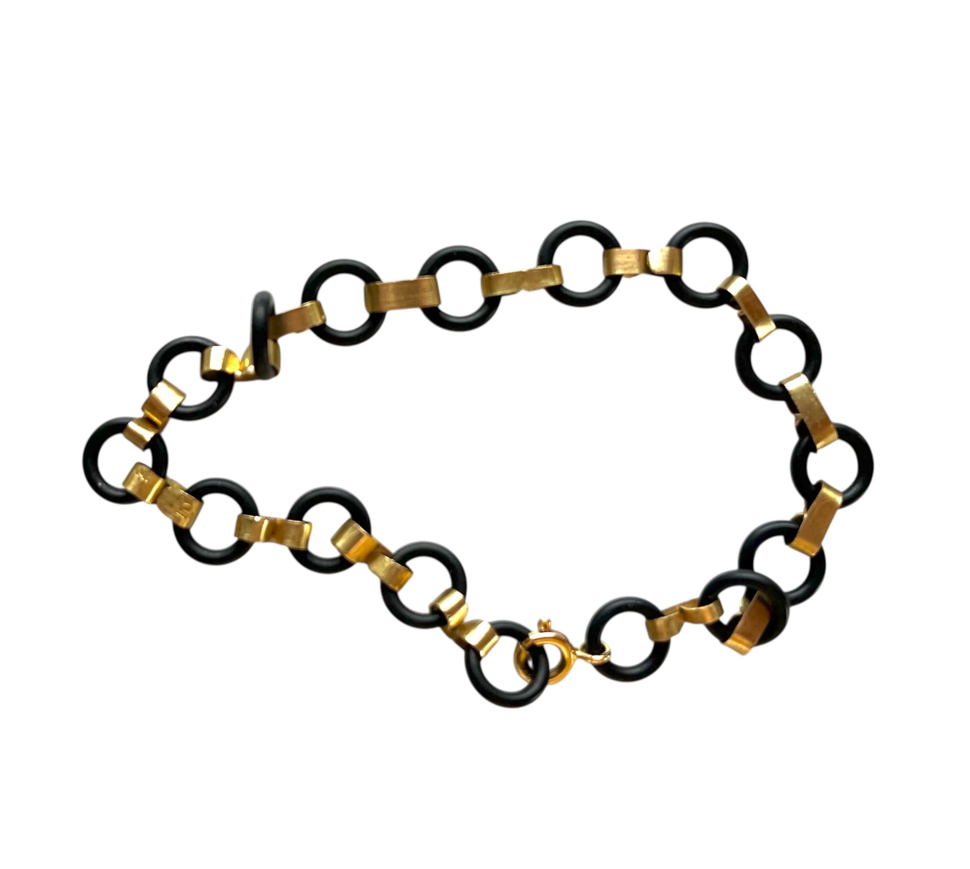 Håndlavet armbånd i sort og 18 k guld, til hverdag og til fest